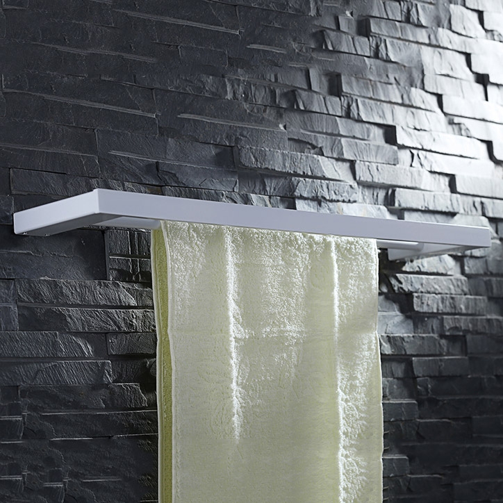 Tierney Minimaliste Barre Double Porte-serviette Mural Blanc en Acier Inoxydable image de fenêtre