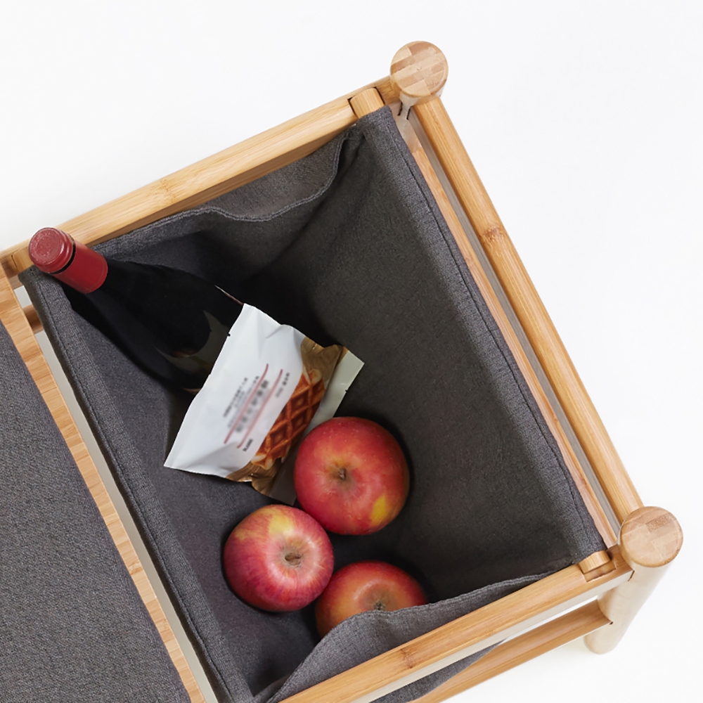 Table d'extrémité nordique avec rangement et coussin repose-pieds image de fenêtre