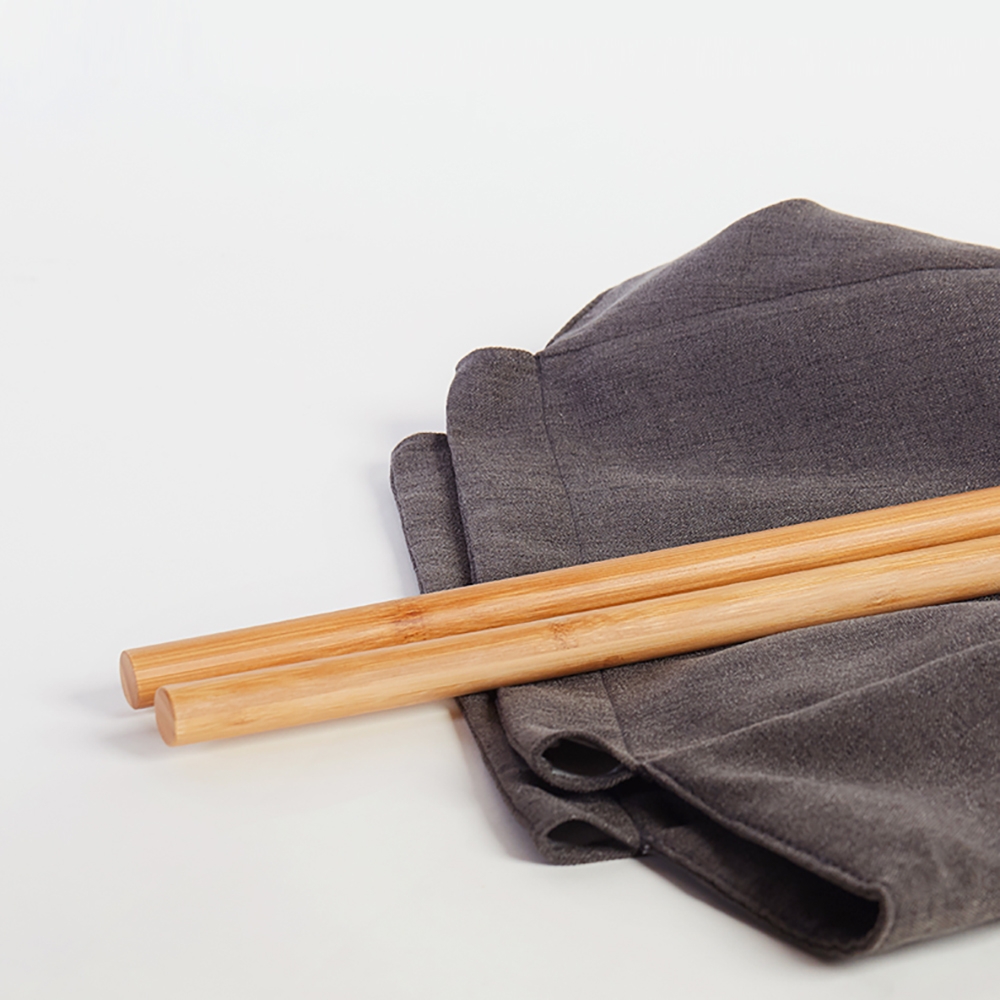 Table d'extrémité nordique avec rangement et coussin repose-pieds image de fenêtre