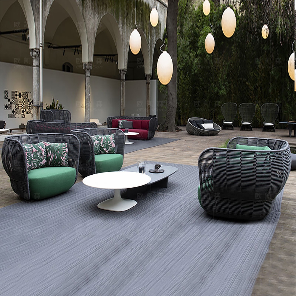 Tropische stijl donkergrijze rotan outdoor vatstoel Patio fauteuil met kussenkussen Vensterafbeelding