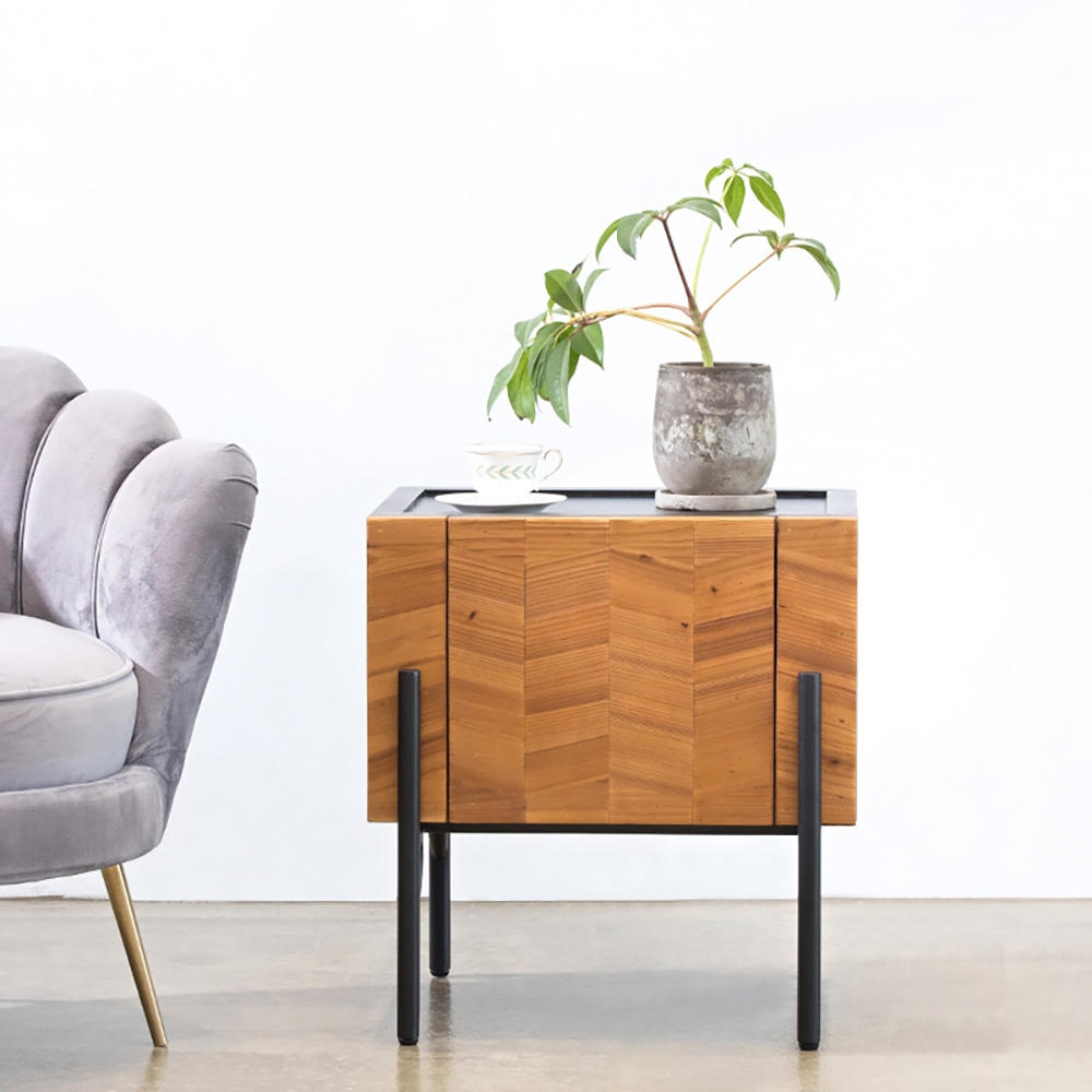 Cottage Table de chevet naturelle motif en forme d'os de poisson avec rangement sur pieds en métal image de fenêtre