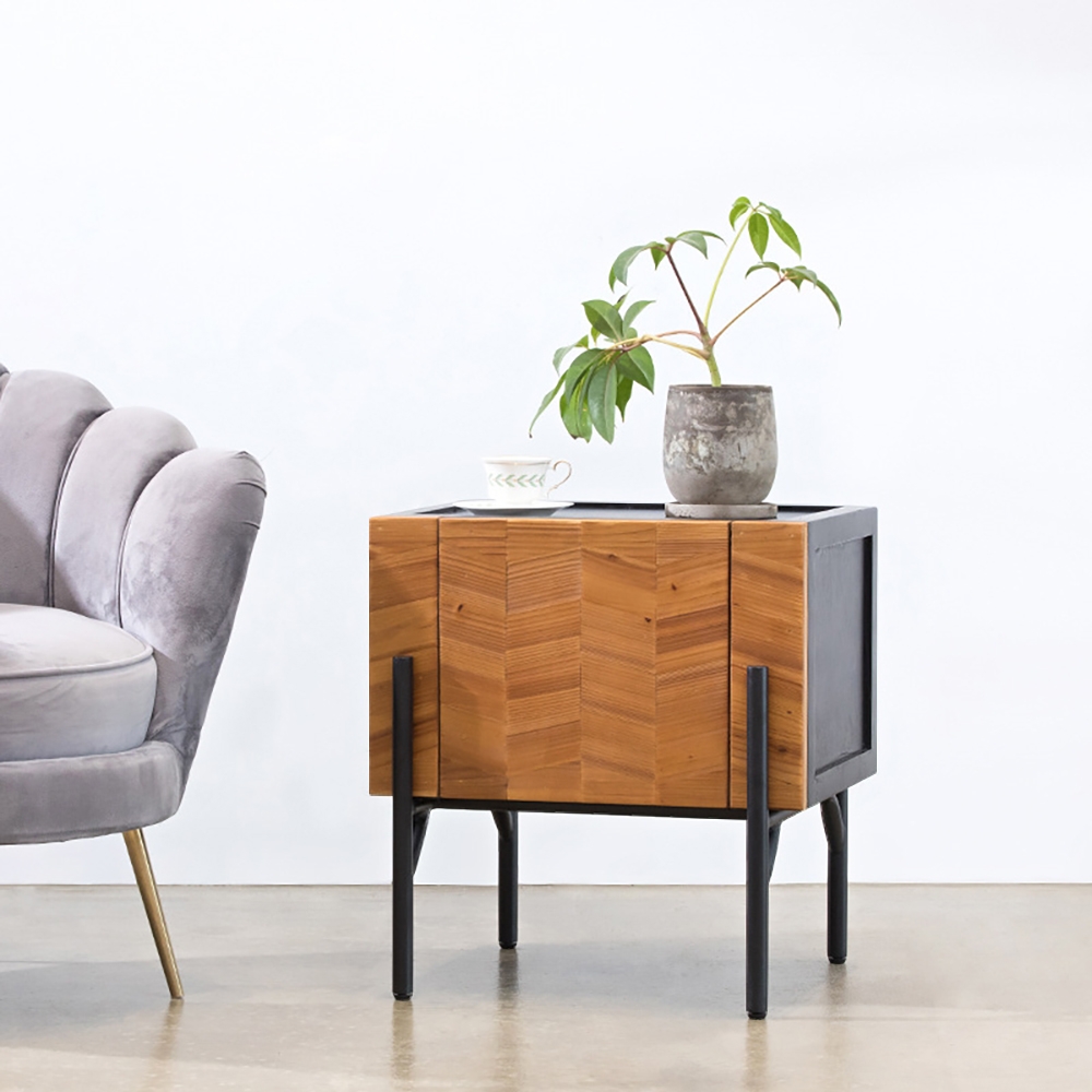 Cottage Table de chevet naturelle motif en forme d'os de poisson avec rangement sur pieds en métal image de fenêtre