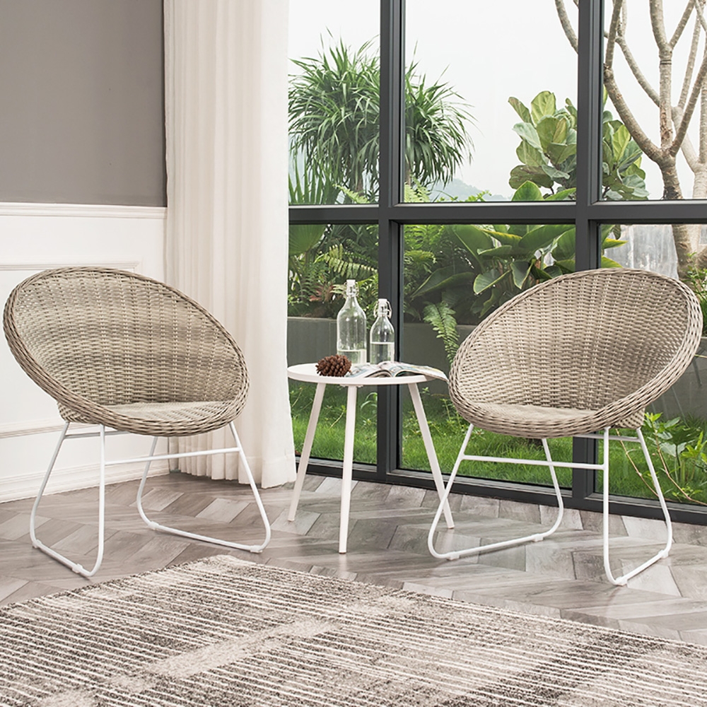 Kaki geweven rotan mand stoel buiten eetkamerstoel Vensterafbeelding
