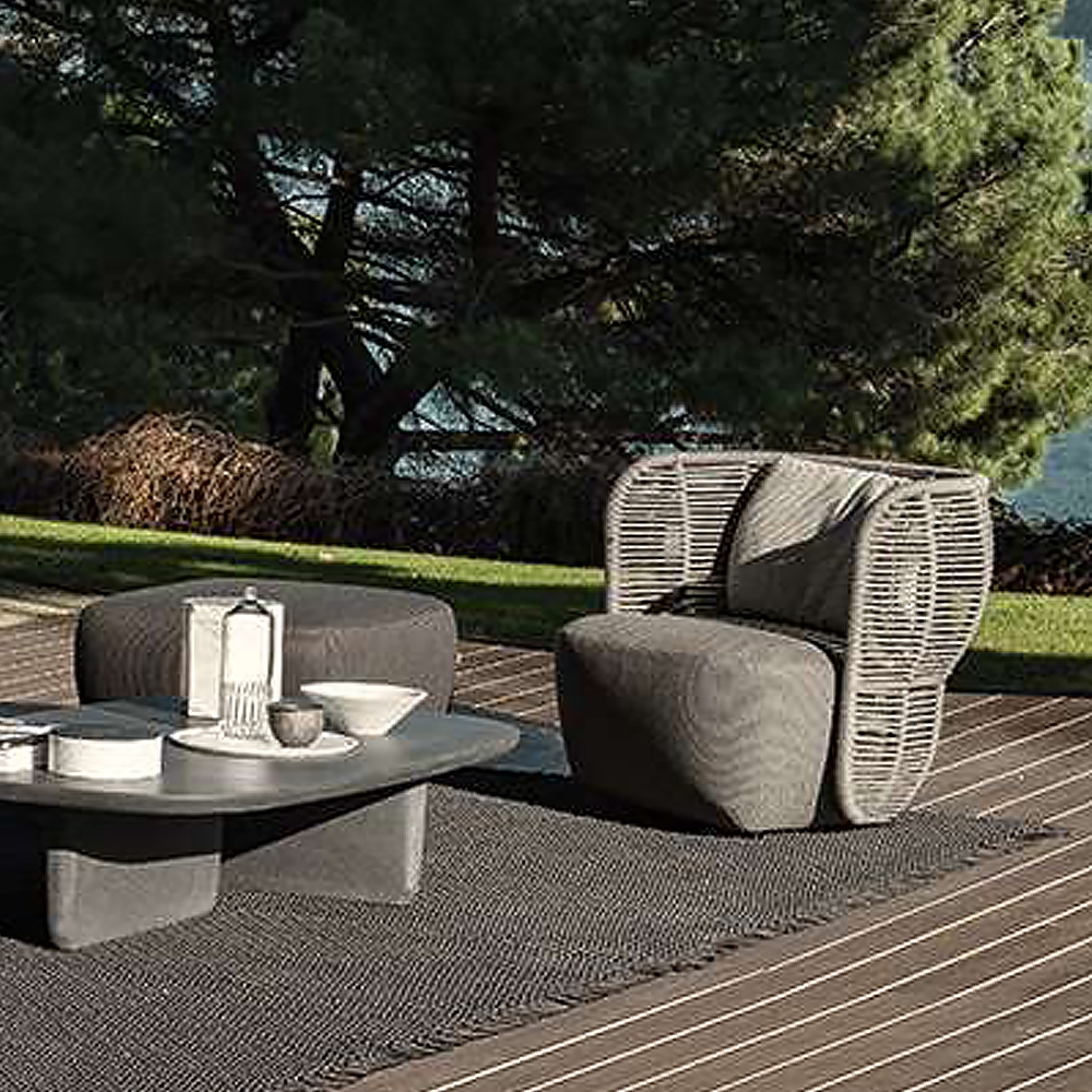 Tropische stijl donkergrijze rotan outdoor vatstoel Patio fauteuil met kussenkussen Vensterafbeelding