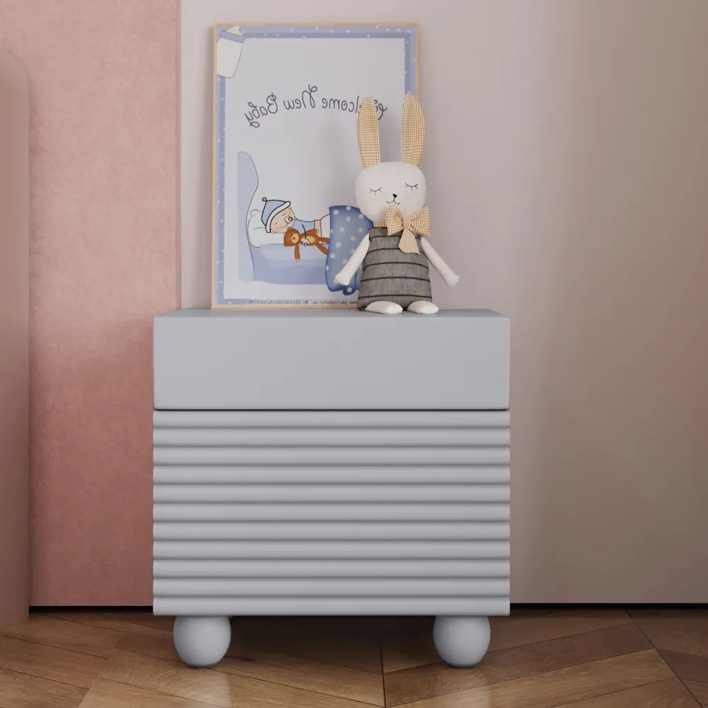 Table de chevet carrée grise avec 2 tiroirs pour chambre d'adolescent Détails nervurés image de fenêtre