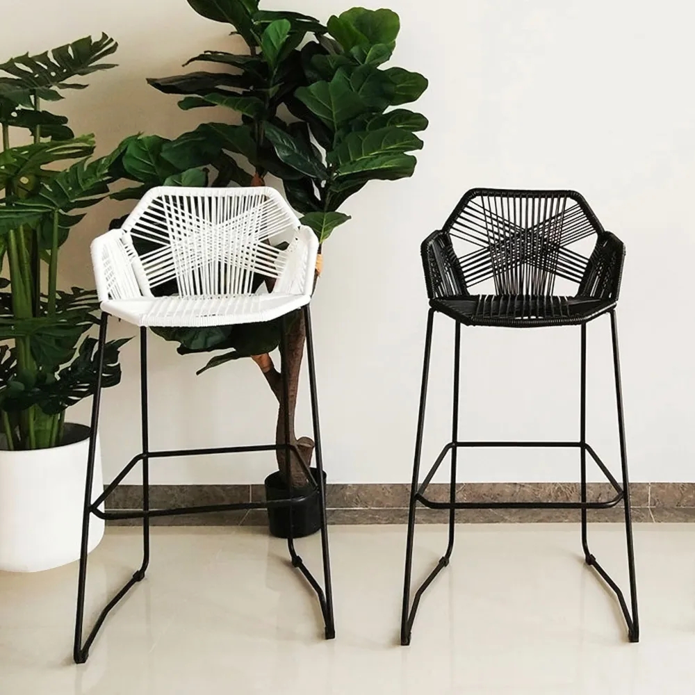 PE Rattan Barhocker mit geomerischer Rückenlehne Hocker mit Fußstütze 2er Set Schaufensterbilder