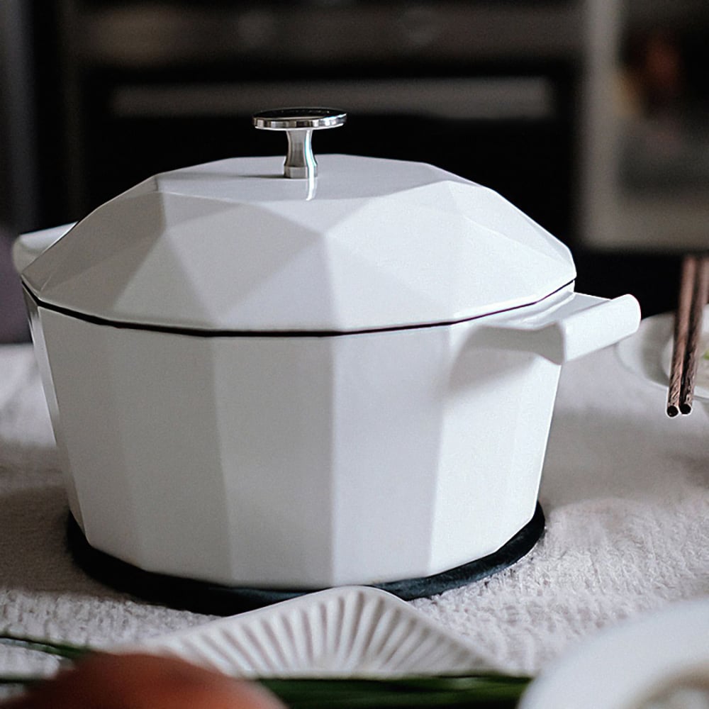 Diamond-Shaped Cast Iron Dutch Oven with Lid Stockpot window image