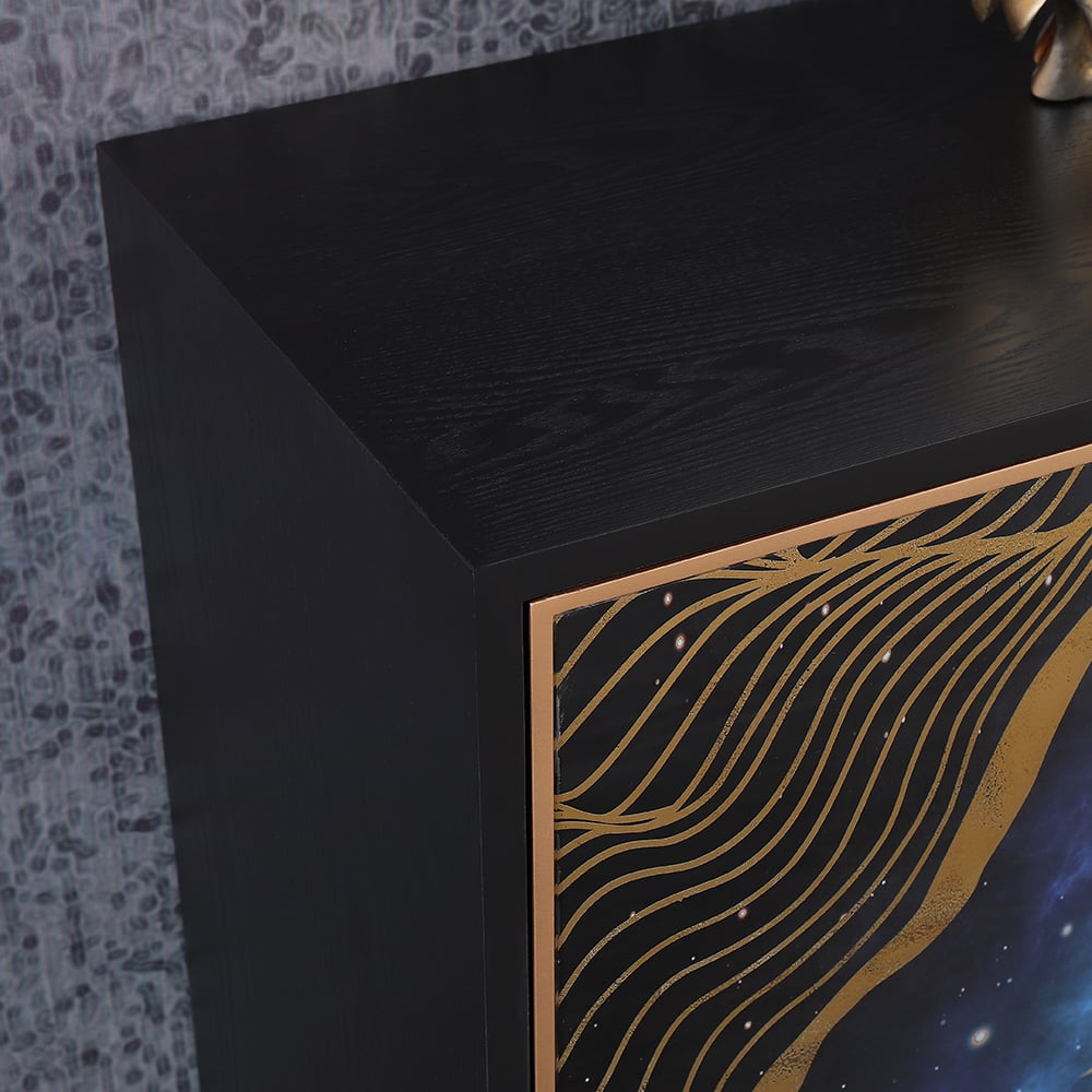 Modern zwart dressoir buffet 2 gebrandschilderde glazen deuren accentkast gouden afwerking Vensterafbeelding
