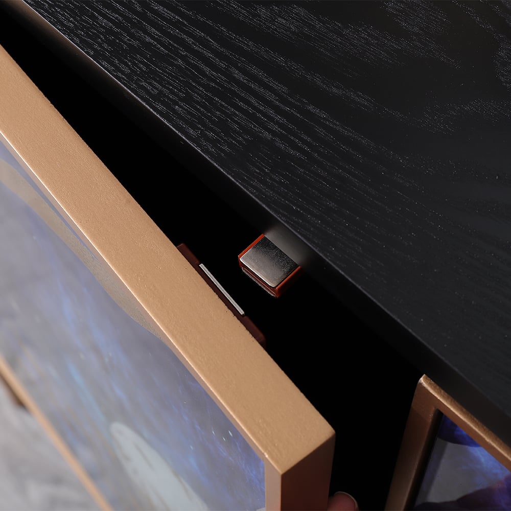 Modern zwart dressoir buffet 2 gebrandschilderde glazen deuren accentkast gouden afwerking Vensterafbeelding