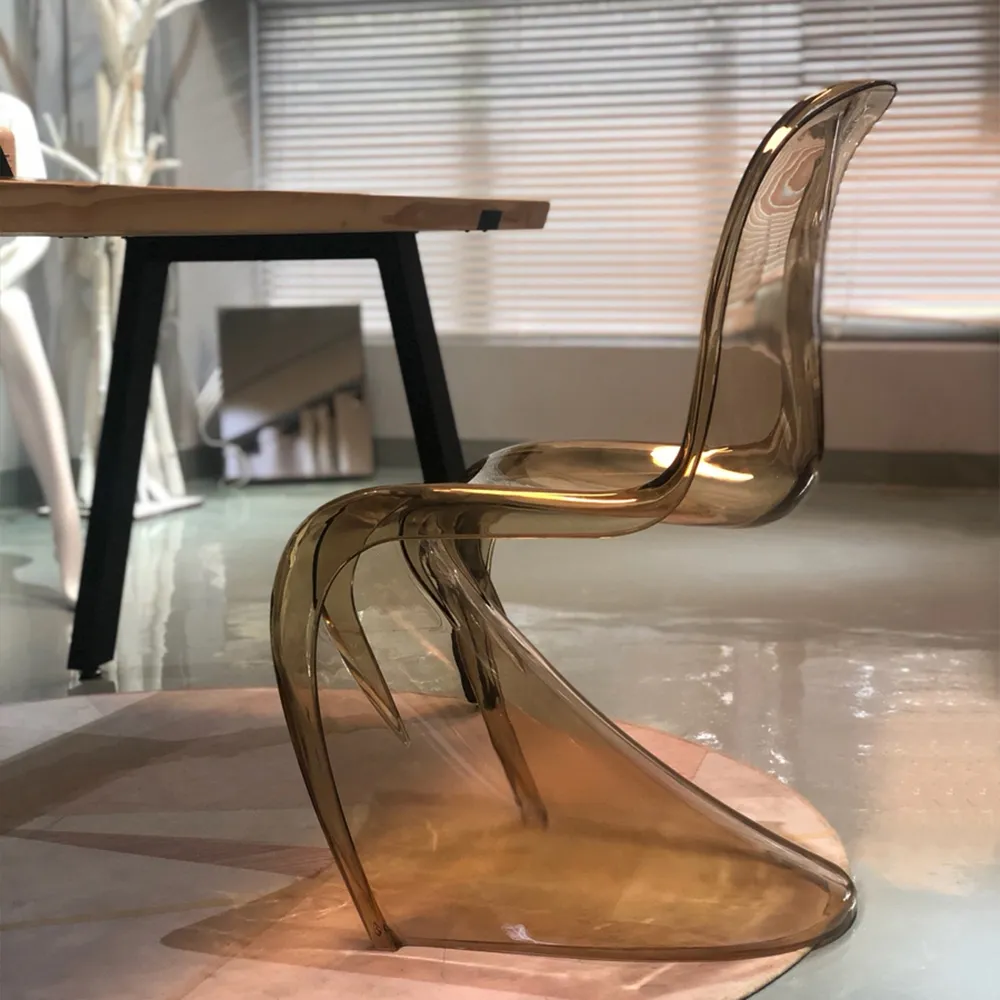 Chaise de salle à manger moderne en forme de S acrylique en cristal ambre transparent image de fenêtre