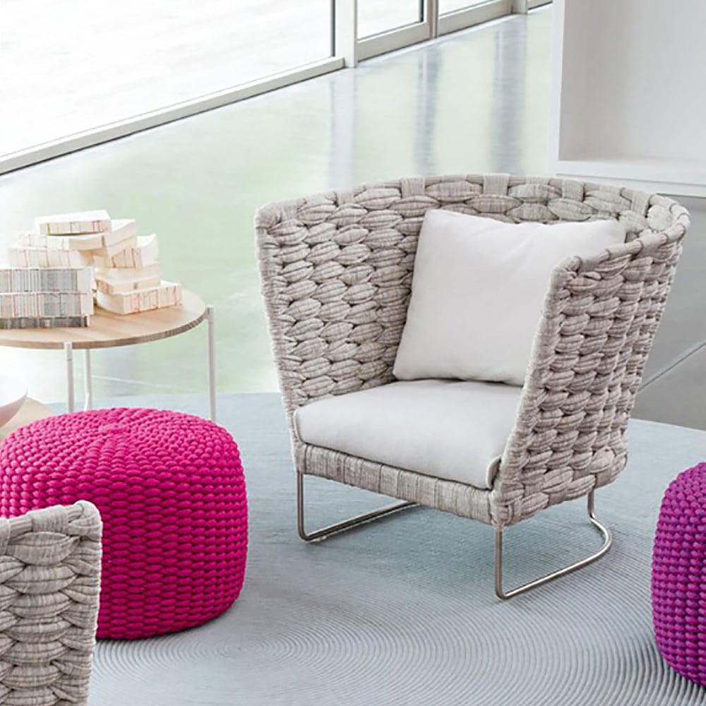 Fauteuil de patio tressé en corde avec dossier de coussin gris image de fenêtre