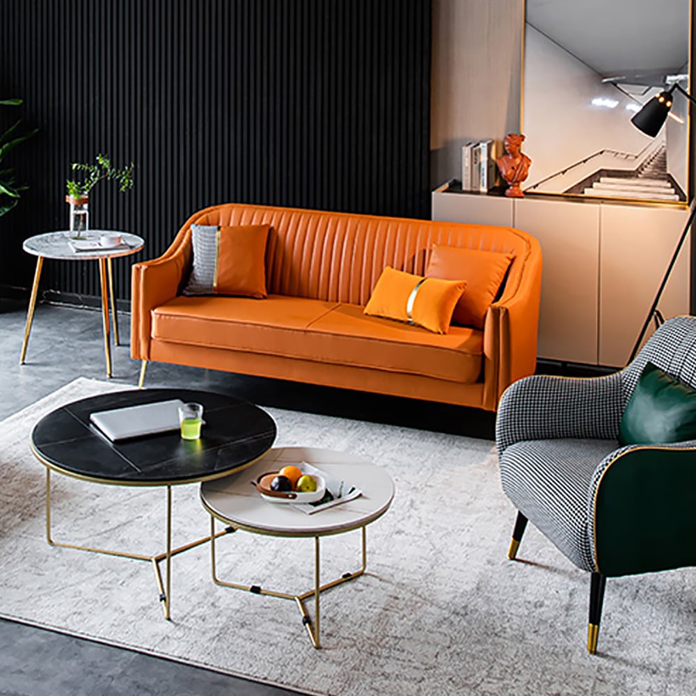 Moderne gestoffeerde bank 3-zits modern gouden poten bankkussen inbegrepen Vensterafbeelding
