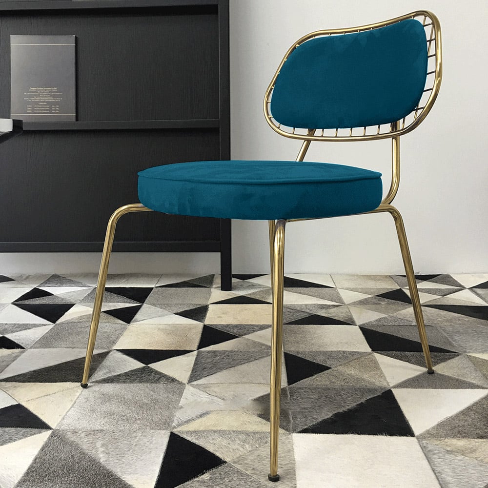 Chaise de salle à manger moderne en velours avec pieds finition or bleu image de fenêtre
