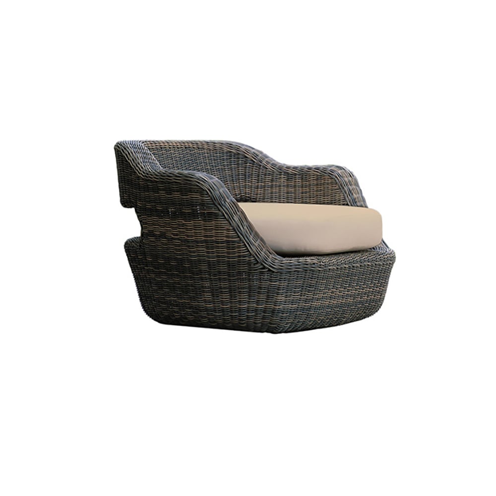 Fauteuil d'appoint rustique d'extérieur avec coussin en rotin image de fenêtre