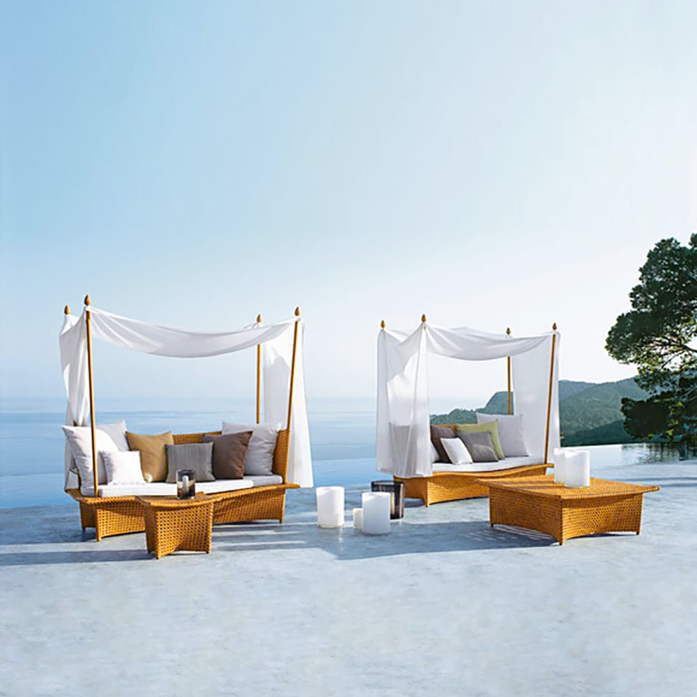 Canapé-lit de patio en rotin jaune avec support amovible et parasol image de fenêtre