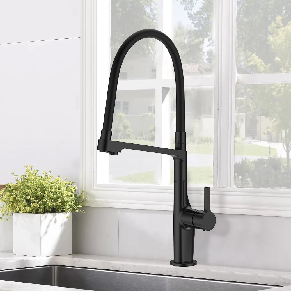 Zwarte monobloc keukenkraan waterzuiverend massief messing Vensterafbeelding