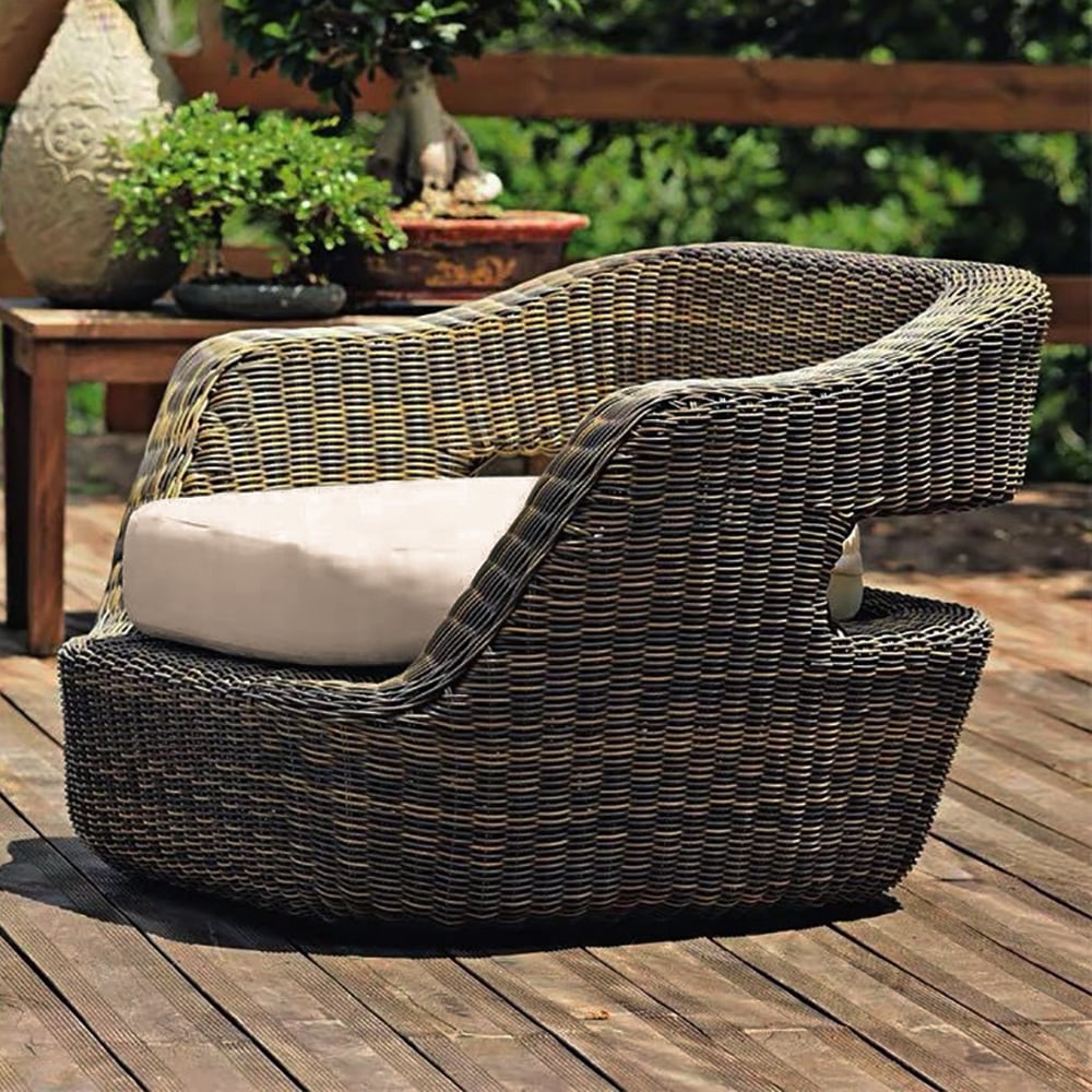 Fauteuil d'appoint rustique d'extérieur avec coussin en rotin image de fenêtre