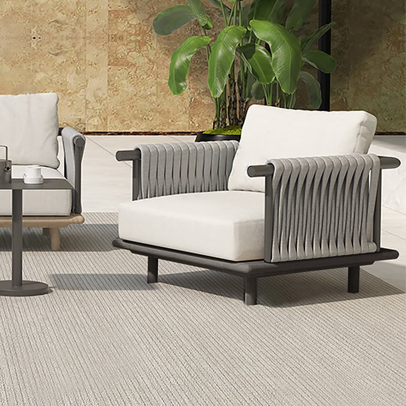 Chaise de patio moderne en fauteuil d'extérieur beige avec cadre en aluminium avec oreiller image de fenêtre