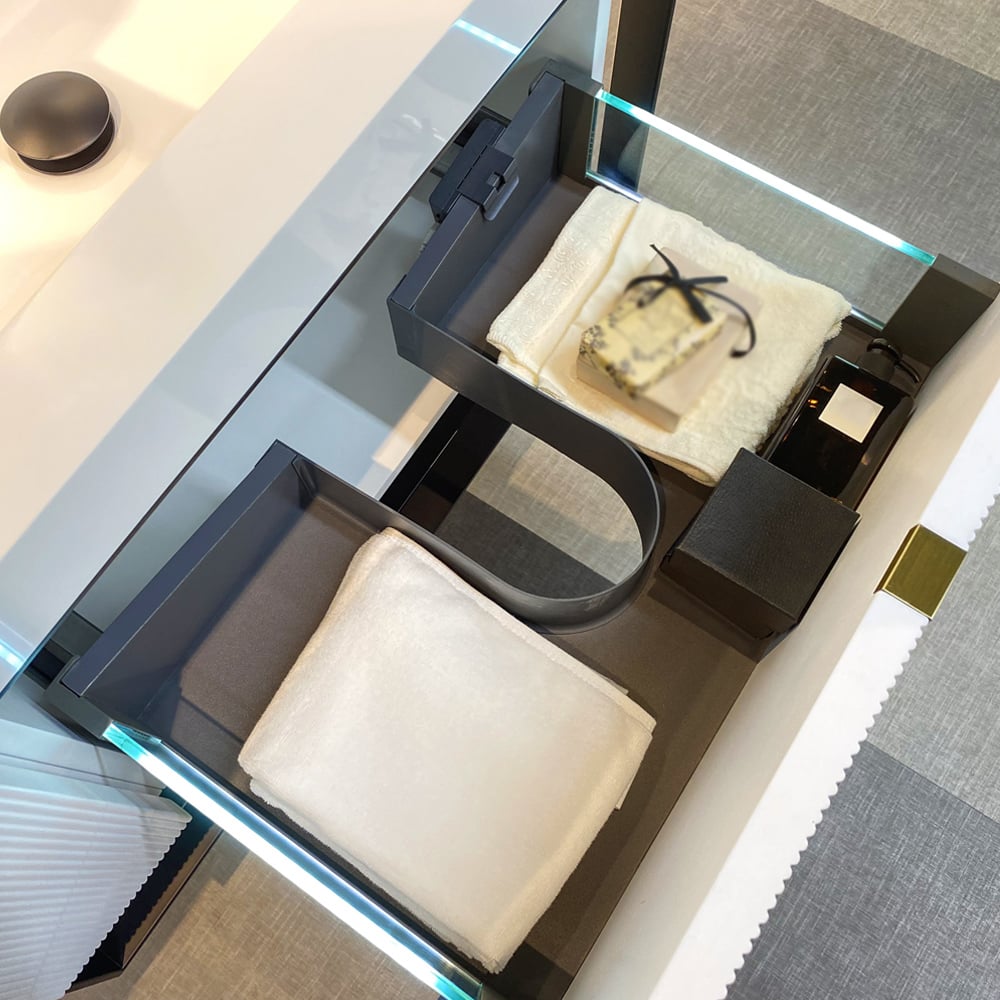 1250 mm moderne witte wandgemonteerde badkamermeubel met LED-laden en plank en handdoekstang Vensterafbeelding