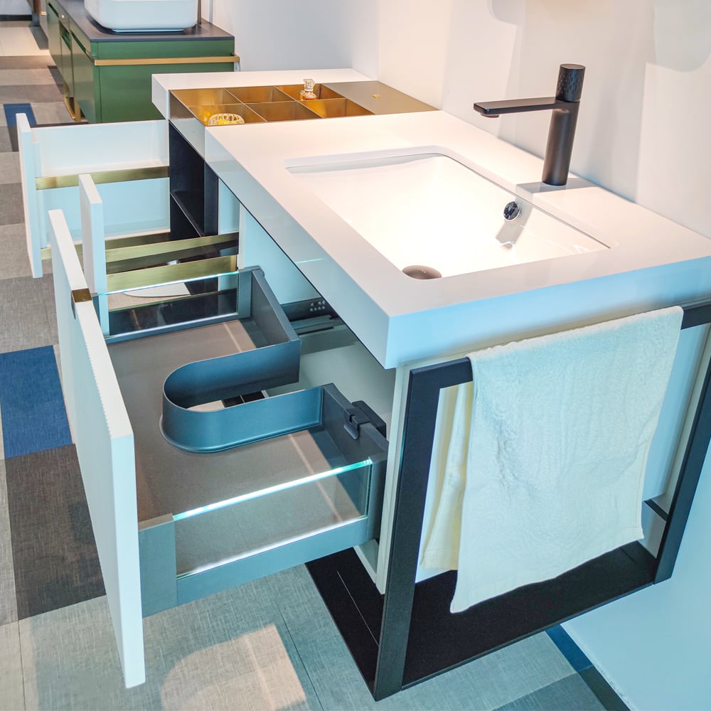 1250 mm moderne witte wandgemonteerde badkamermeubel met LED-laden en plank en handdoekstang Vensterafbeelding