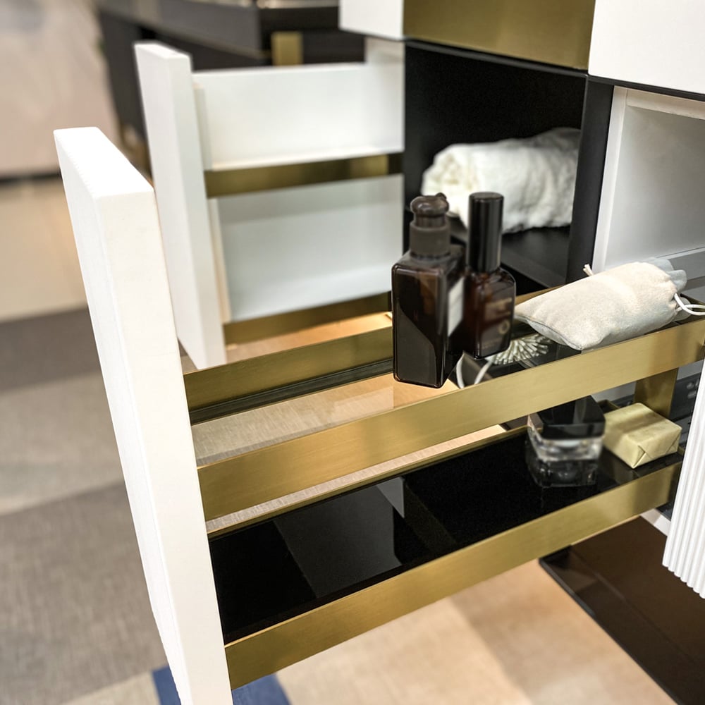 1250 mm moderne witte wandgemonteerde badkamermeubel met LED-laden en plank en handdoekstang Vensterafbeelding