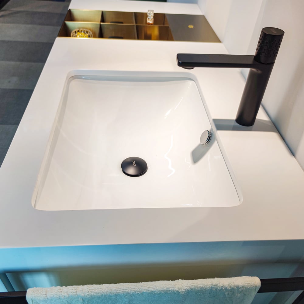 1250 mm moderne witte wandgemonteerde badkamermeubel met LED-laden en plank en handdoekstang Vensterafbeelding