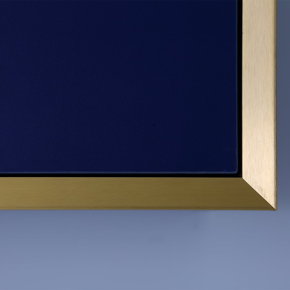 Vanité de salle de bain flottante moderne avec meuble de salle de bain encastré en bleu marine image de fenêtre