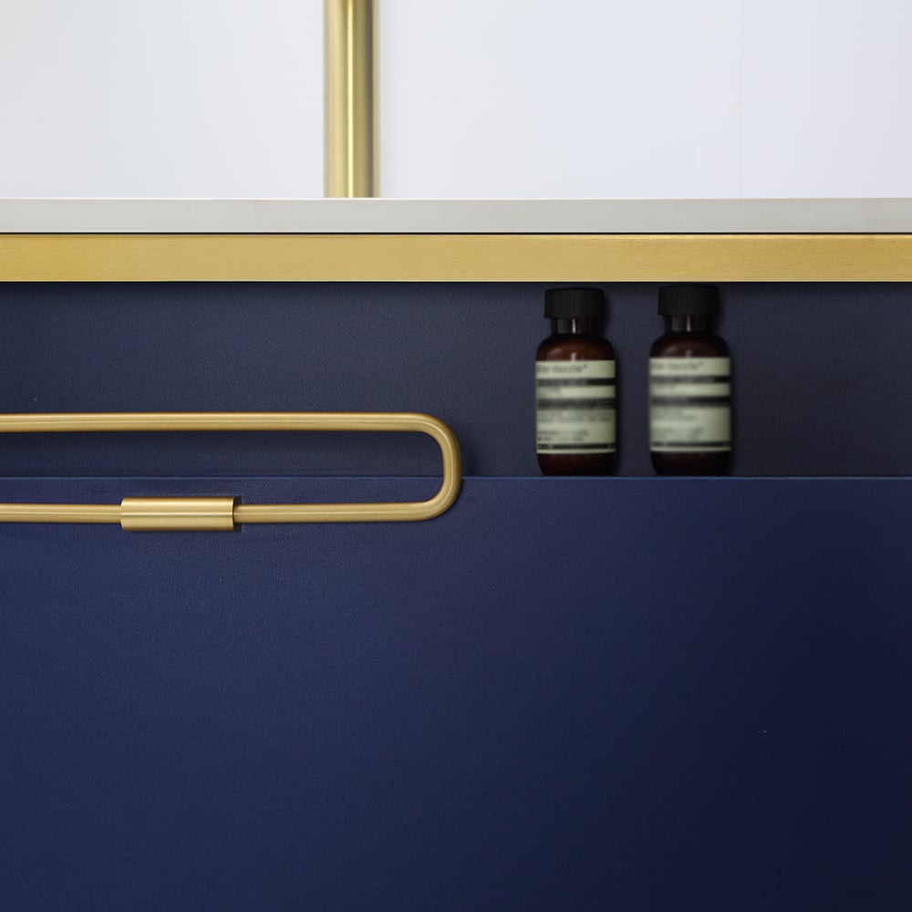 Vanité de salle de bain flottante moderne avec meuble de salle de bain encastré en bleu marine image de fenêtre