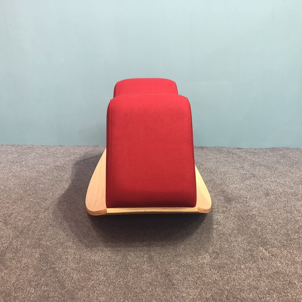 Repose-pieds à bascule en tissu rouge en forme de bouche avec base d'étagère large image de fenêtre