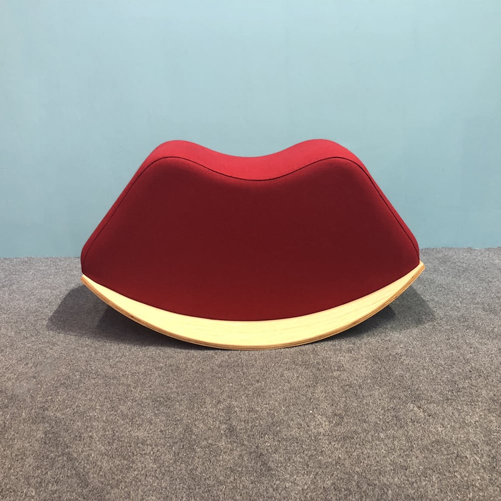 Repose-pieds à bascule en tissu rouge en forme de bouche avec base d'étagère large image de fenêtre