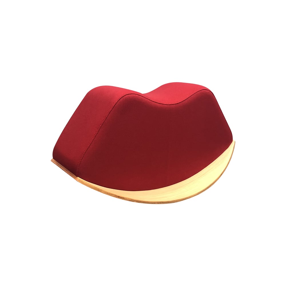 Repose-pieds à bascule en tissu rouge en forme de bouche avec base d'étagère large image de fenêtre