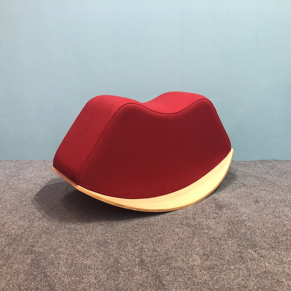 Repose-pieds à bascule en tissu rouge en forme de bouche avec base d'étagère large image de fenêtre