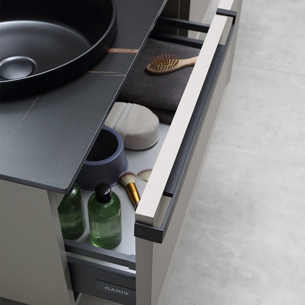 1600mm beige minimalisme wandgemonteerde badkamermeubel met keramische wastafel en opslag Vensterafbeelding