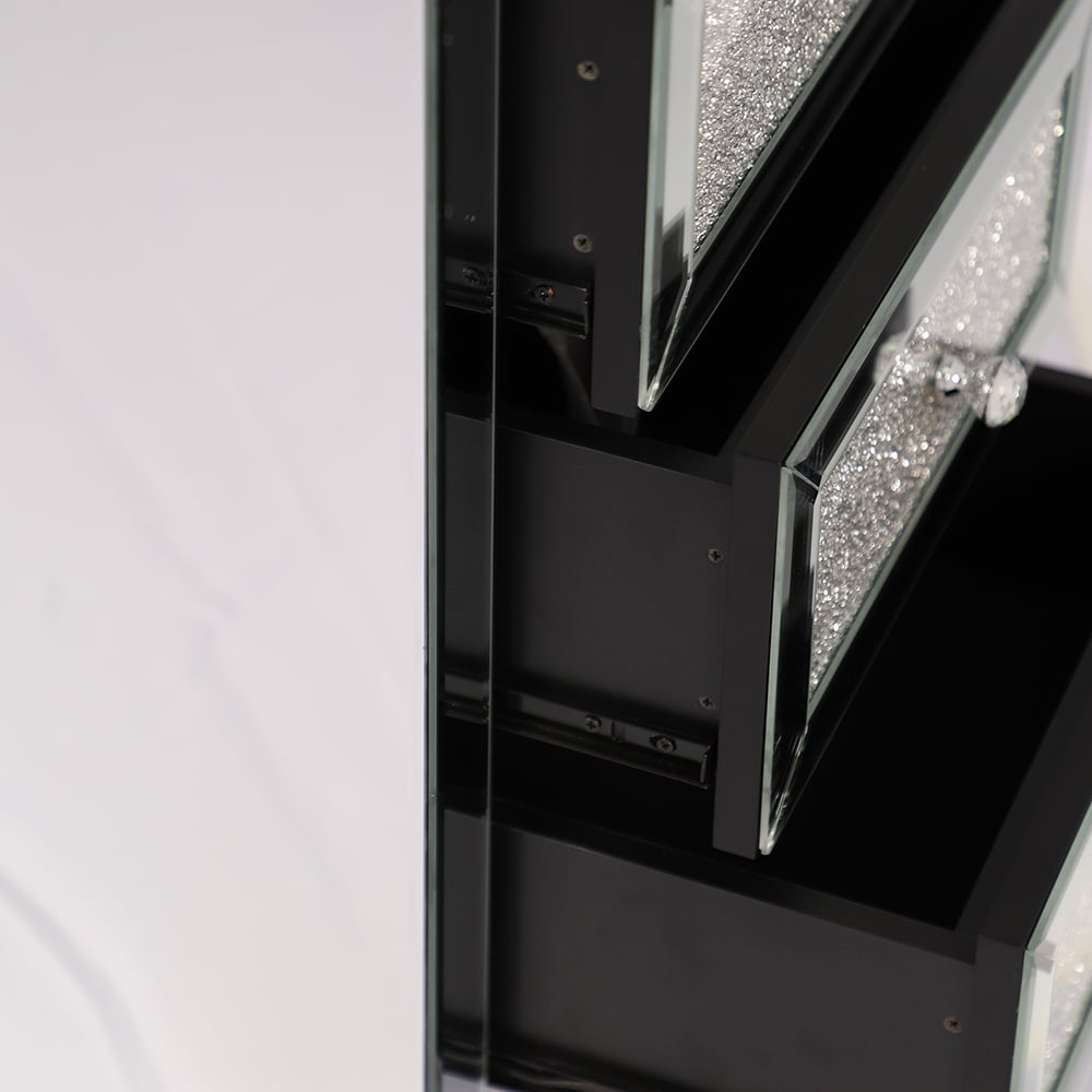 Moderner rechteckiger, verspiegelter Beistellschrank mit 3 Schubladen und Aufbewahrung in Silber Schaufensterbilder