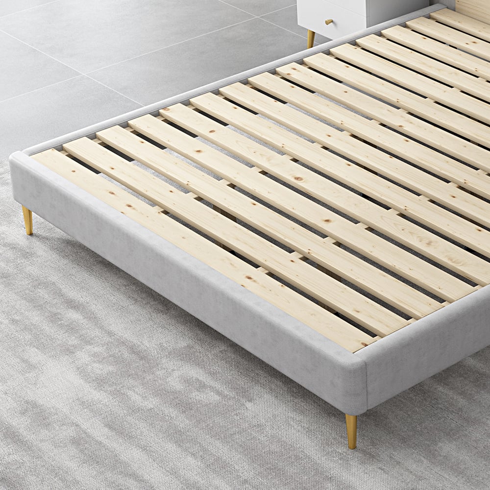 Cama tapizada circular moderna de cuero gris claro con pies redondos y medios dorados Imagen de ventana