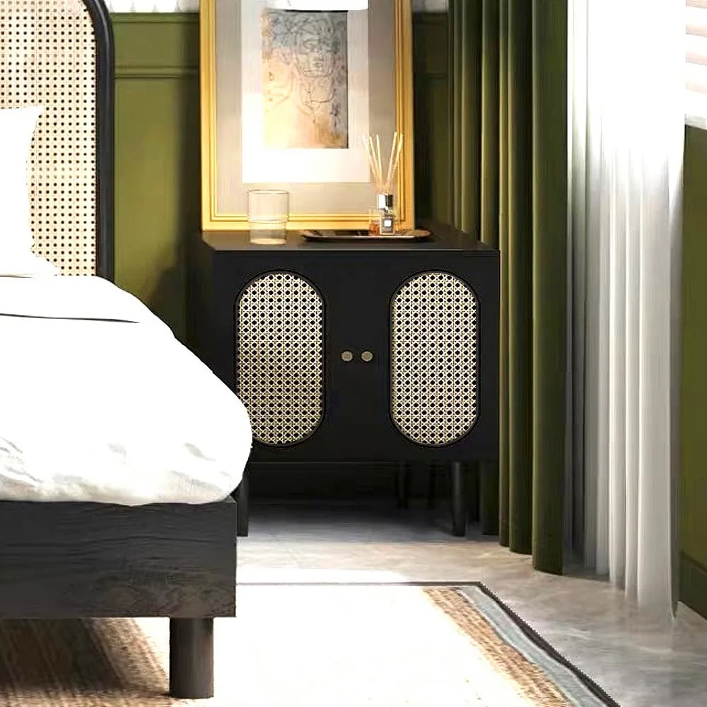 Table d'appoint nordique noire en rotin tissé 2 portes 1 étagère image de fenêtre