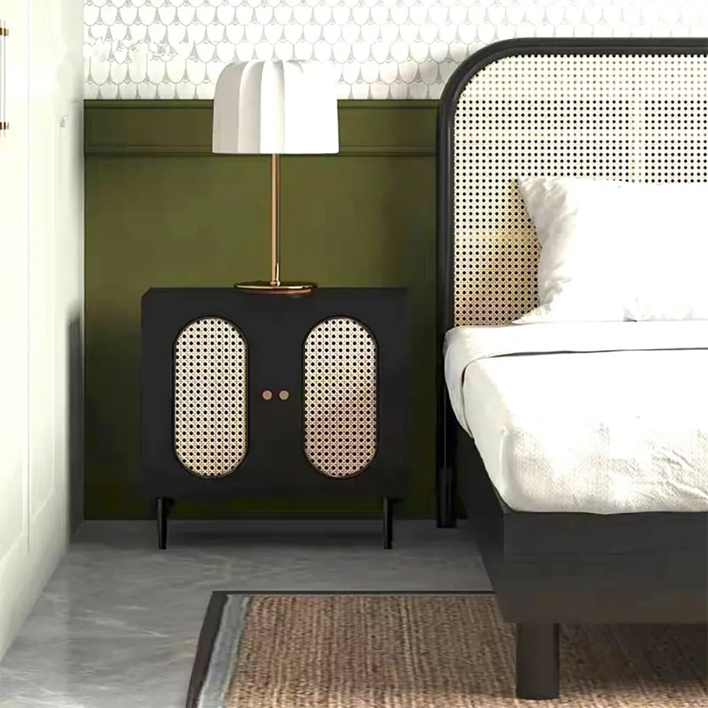 Table d'appoint nordique noire en rotin tissé 2 portes 1 étagère image de fenêtre