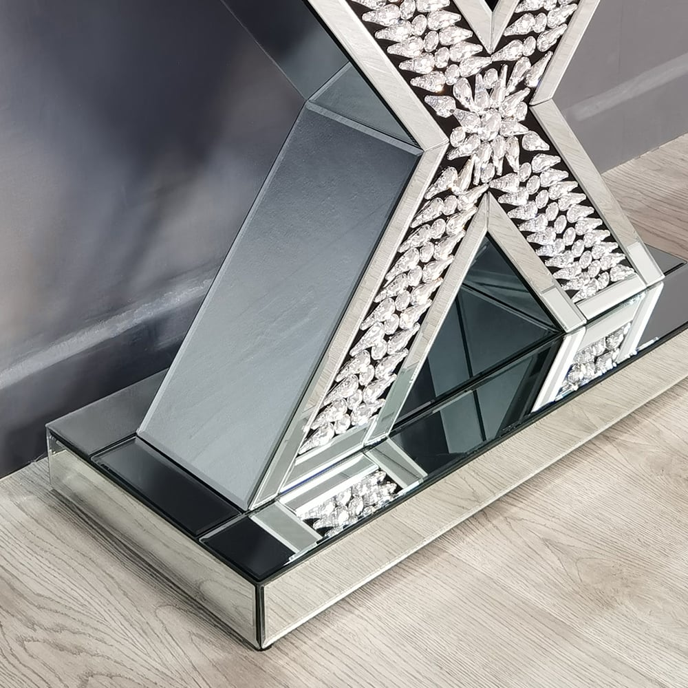 Moderne zilveren glazen consoletafel met X-vormig voetstuk Vensterafbeelding