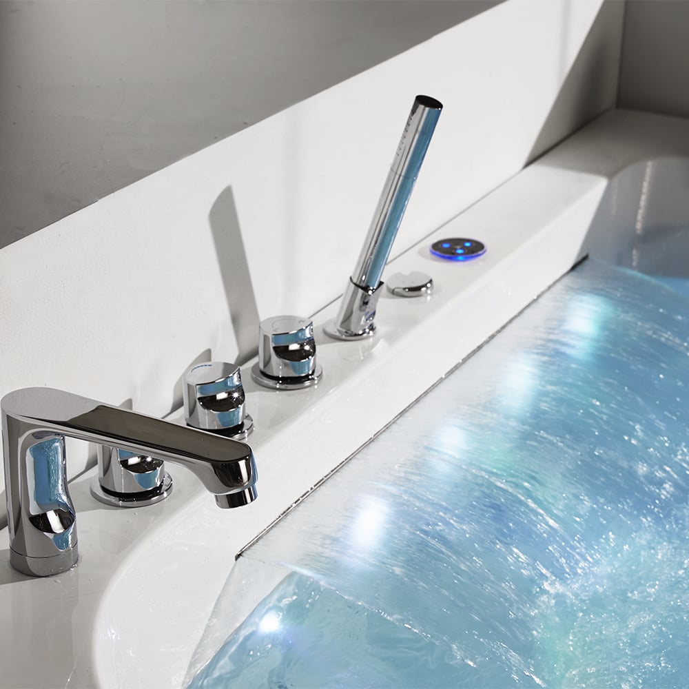 1500 mm acryl LED waterval whirlpool watermassagebad met badvuller Vensterafbeelding