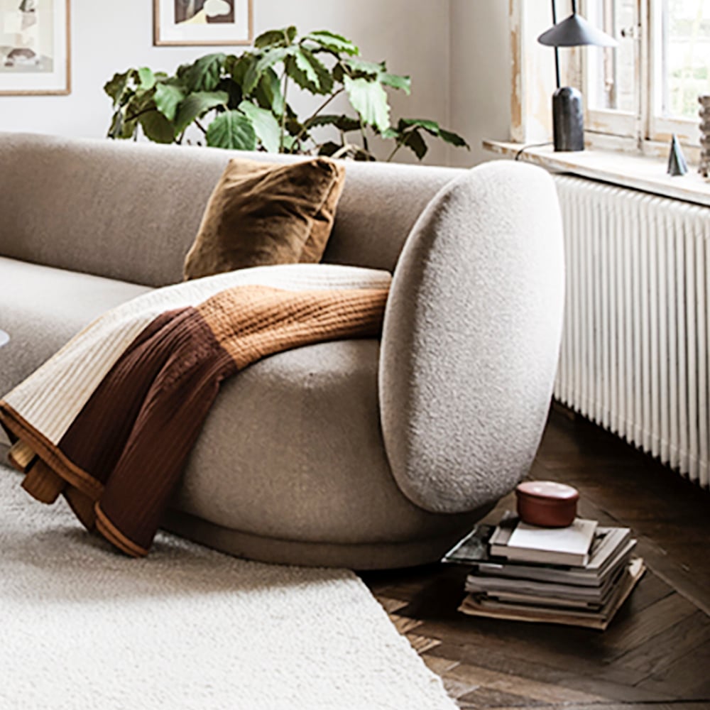 Canapé 3 places minimaliste moderne en lin avec cadre en bois massif image de fenêtre