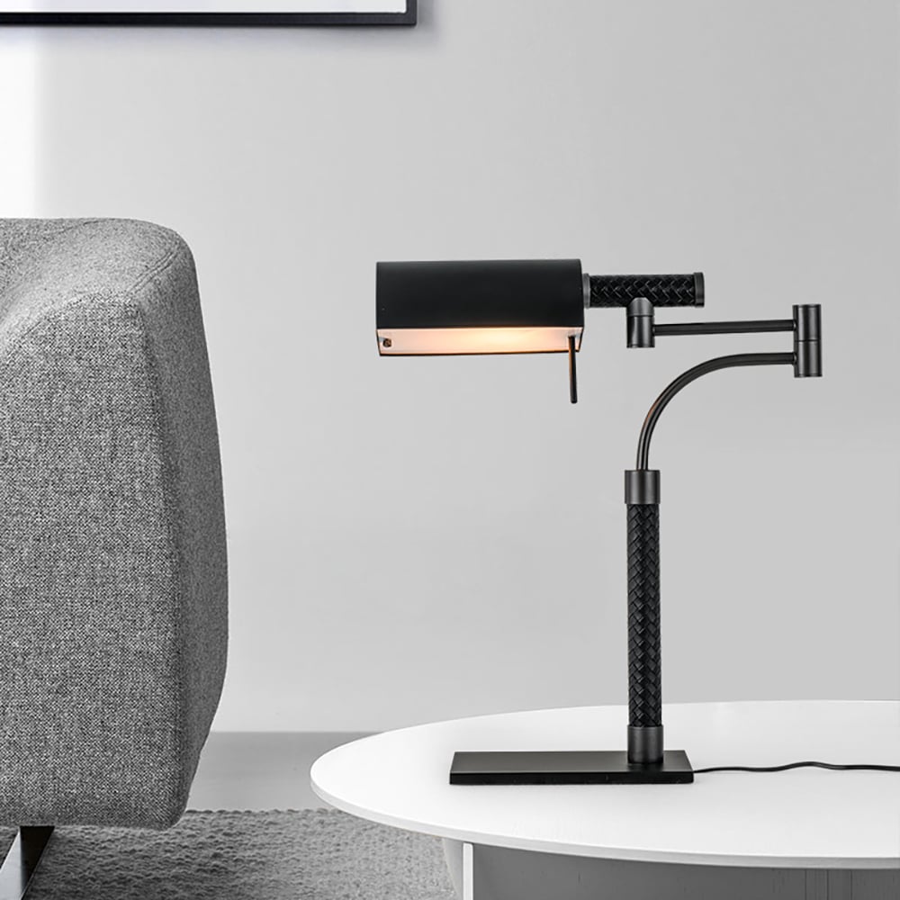 Lampe de table à bras oscillant noir Lampe de bureau en cuir et métal image de fenêtre