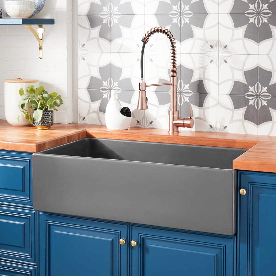 Évier de cuisine rectangulaire sous plan en argile réfractaire de 914 mm à cuve unique en gris image de fenêtre