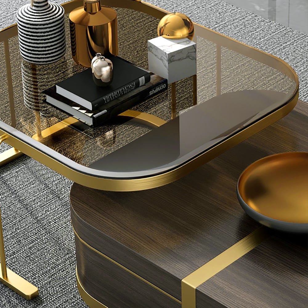 Tavolino da caffè Nesting con ripiano in vetro temperato con ripiano in legno di noce e oro Immagine della finestra