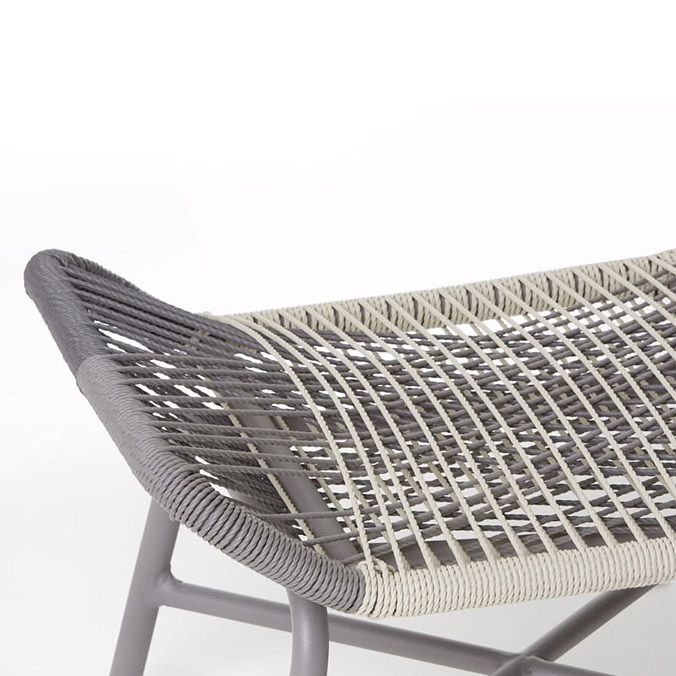Ottomaanse stoel PE rotan in grijze en witte maaltijdpoot Vensterafbeelding