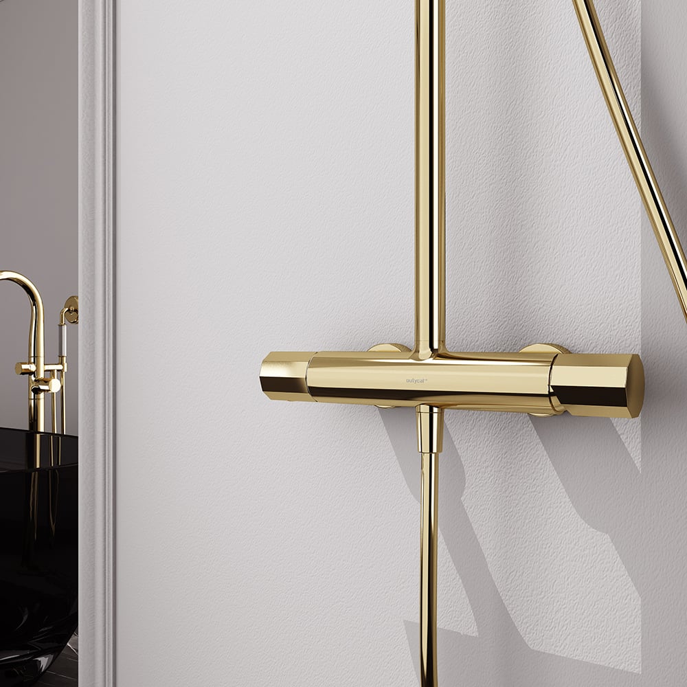 Klassisches Badezimmer Exponierte Regendusche Set mit Handbrause Gold Schaufensterbilder