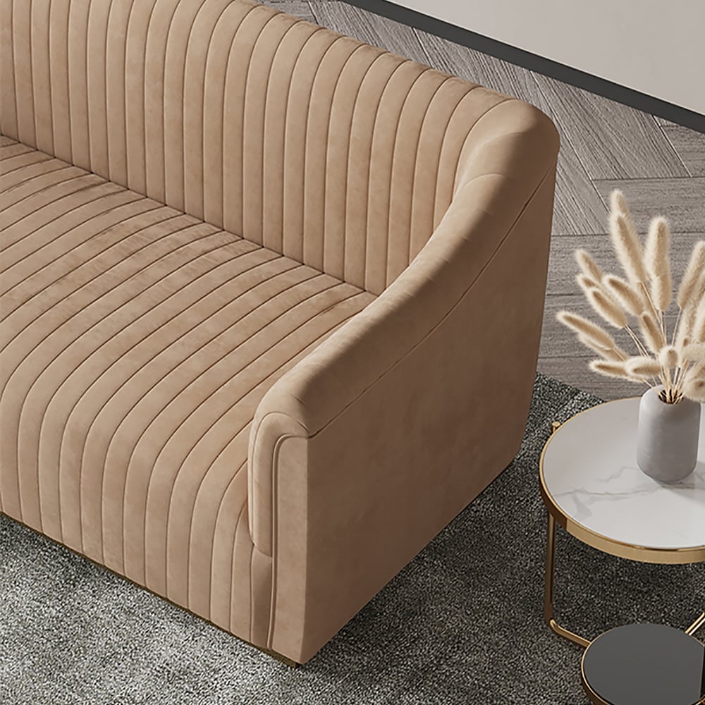 Canapé en velours minimaliste kaki 2080 mm avec accoudoirs inclinés et base en métal pour 3 places image de fenêtre