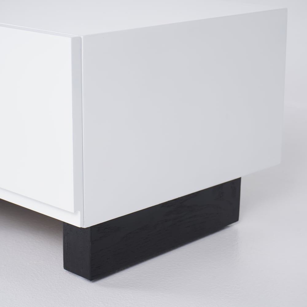 Armário de TV extensível Quoint com 3 gavetas de 179 cm a 255 cm em preto e branco Imagem da janela