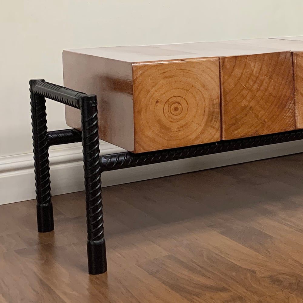 Meuble TV rectangulaire en bois de pin en noyer et métal noir 1500 mm image de fenêtre