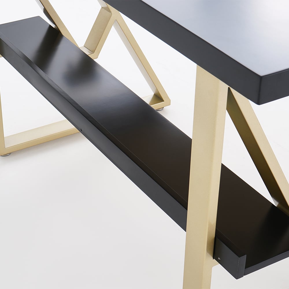 Modern zwart schrijfbureau met lade en plank houten blad en metalen frame Vensterafbeelding