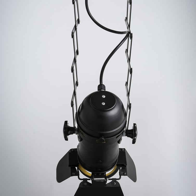 Lampe suspendue extensible industrielle à 1 ampoule en métal, noire image de fenêtre